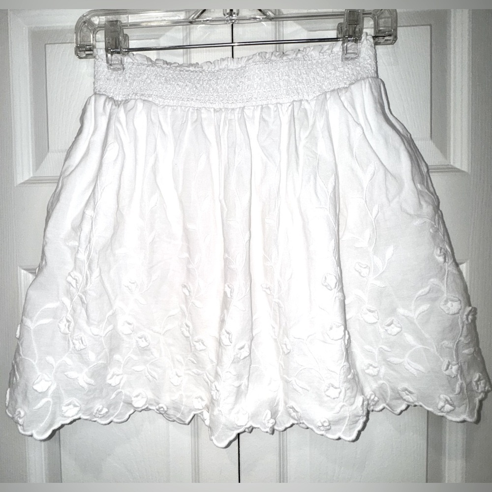 Lilly Pulitzer White Embroidered Floral Scallop Skirt Size Small. VVGUC